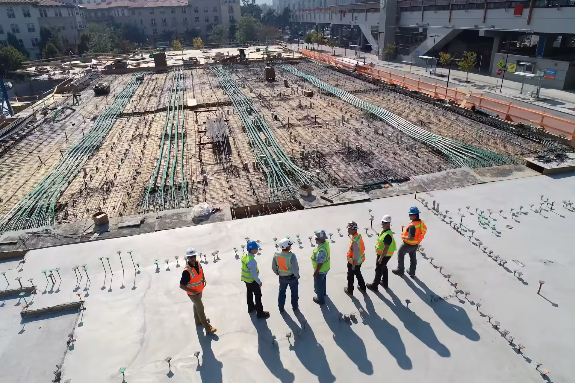 Equipo de construcción trabajando en una casa
